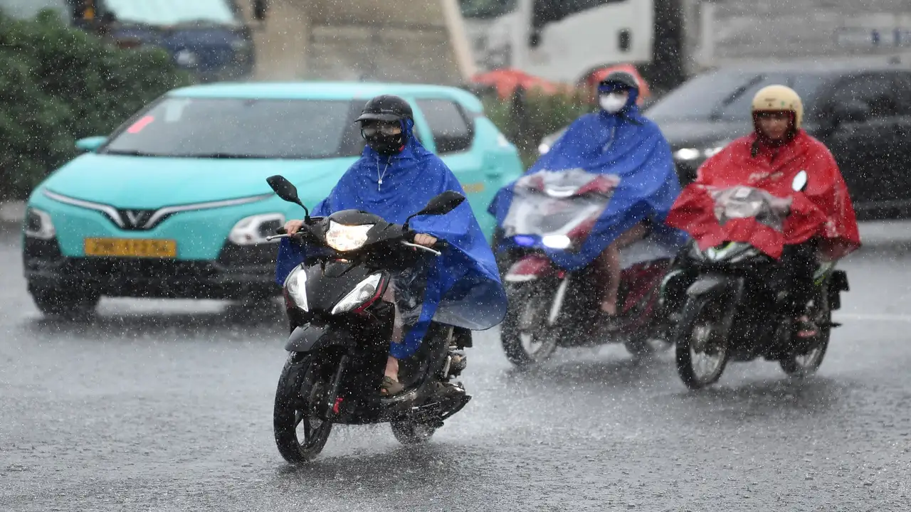 شمال فيتنام يواجه ذروة الأمطار الغزيرة في 28 يوليو بينما يستمر الهطول بالجنوب.